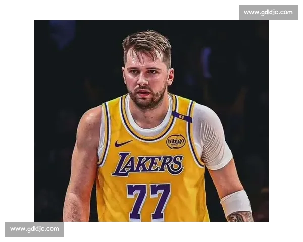 42 分封神夜！东契奇赛后采访遭媒体围堵